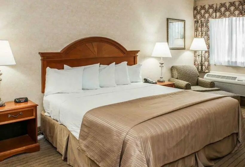 キングサイズベッドのスタンダードルーム, Quality Inn Castleton