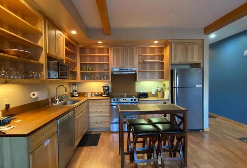 带河湖景观的套房, Twisp River Suites