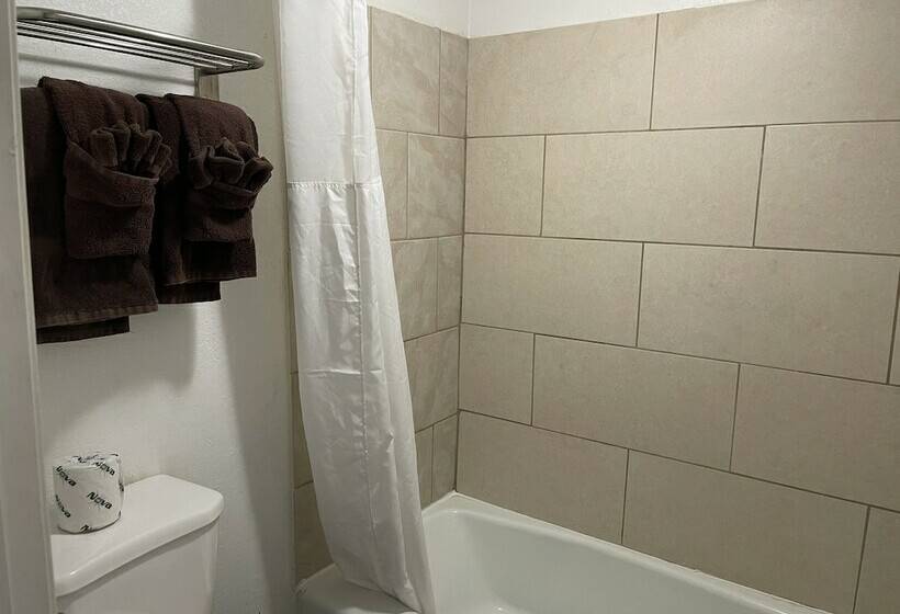 غرفة قياسية فردية, Eastin Atchison