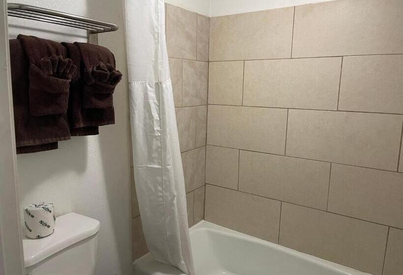 غرفه قياسيه سريرين مزدوجين, Eastin Atchison