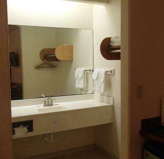 جناح عائلي, Flamingo Inn