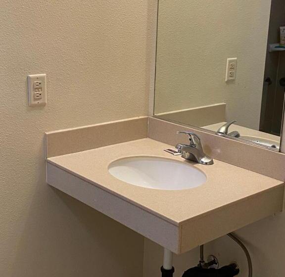 Номер Стандарт Кровать Кинг Адаптированный для Инвалидов, Lone Pine Budget Inn