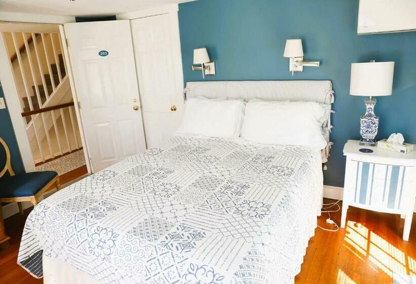 غرفة قياسية سرير ملكى, An English Garden Bed & Breakfast