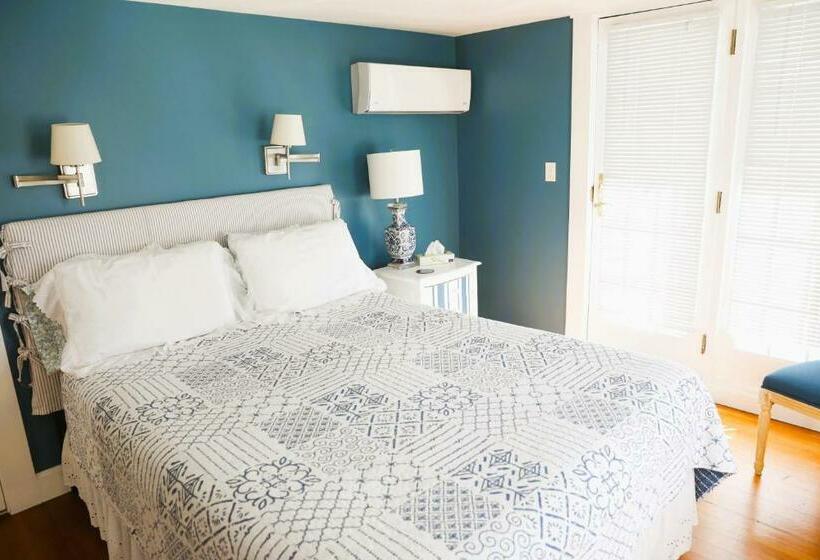 غرفة قياسية سرير ملكى, An English Garden Bed & Breakfast