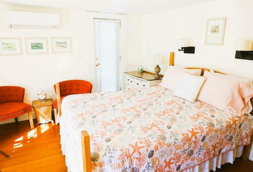 غرفة قياسية سرير ملكى, An English Garden Bed & Breakfast