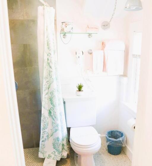 غرفة قياسية سرير ملكى, An English Garden Bed & Breakfast