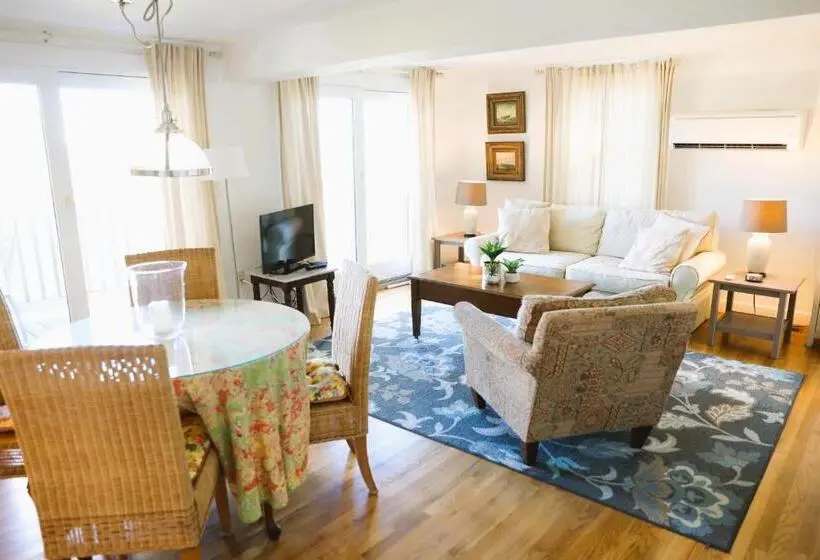 サイドシービュースイート, An English Garden Bed & Breakfast