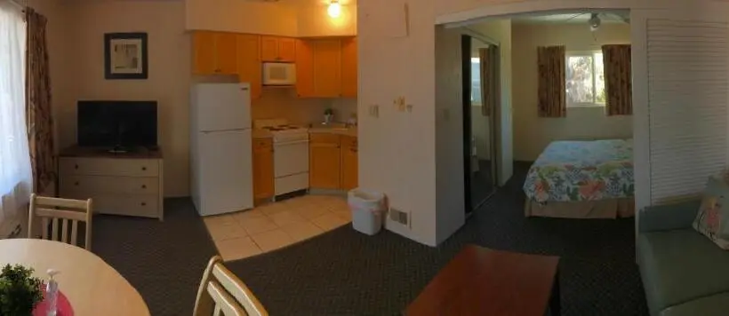 デラックススイート, Carlton House Motel And Suites