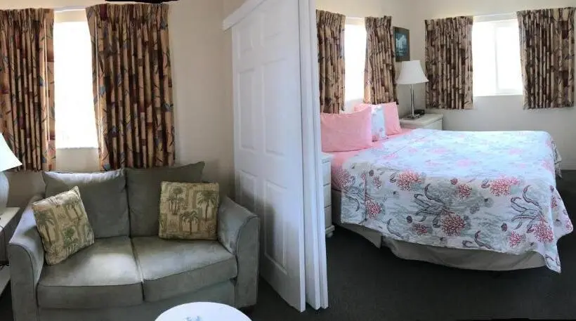 デラックススイート, Carlton House Motel And Suites