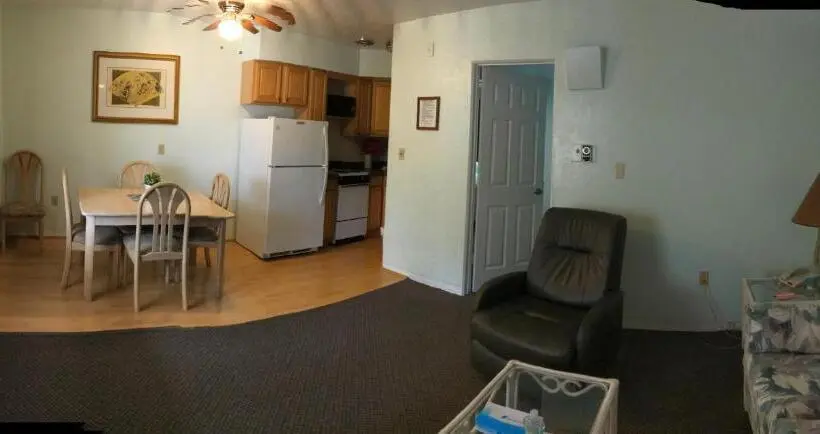 デラックススイート, Carlton House Motel And Suites