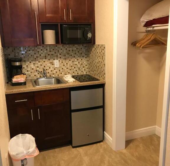 إستوديو قياسى سرير كينج, Carlton House Motel And Suites