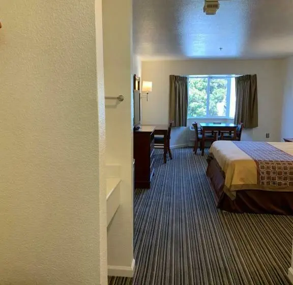 キングサイズベッドのスタンダードルーム, Airport Inn