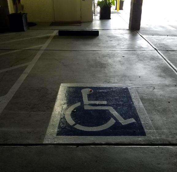 适合残疾人士使用的带超级大床的标准间, Airport Inn