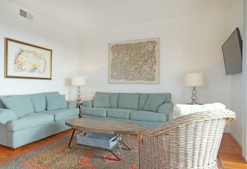 شقة غرفتين, The Hermitage At Napeague