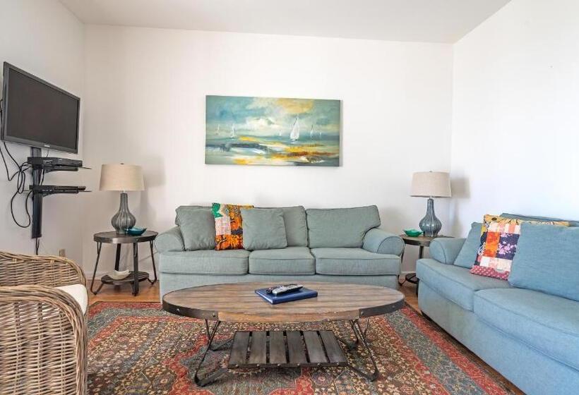 شقة غرفتين, The Hermitage At Napeague