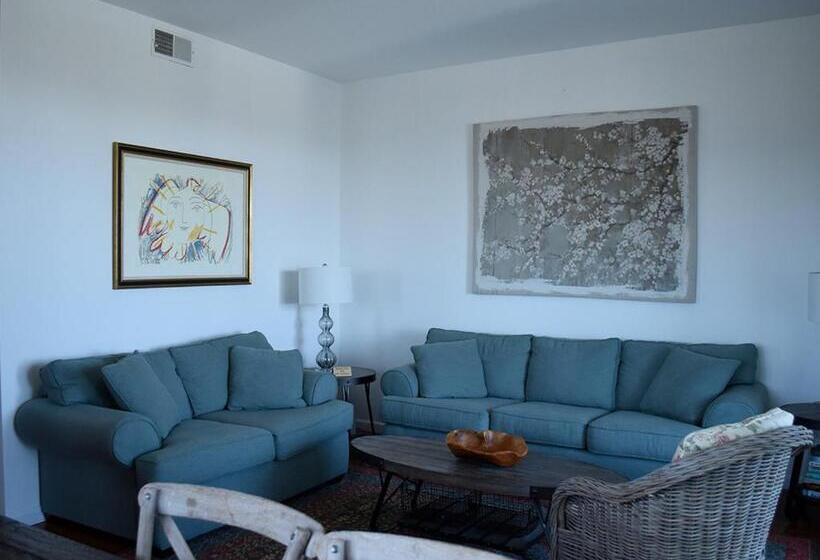 شقة غرفتين, The Hermitage At Napeague