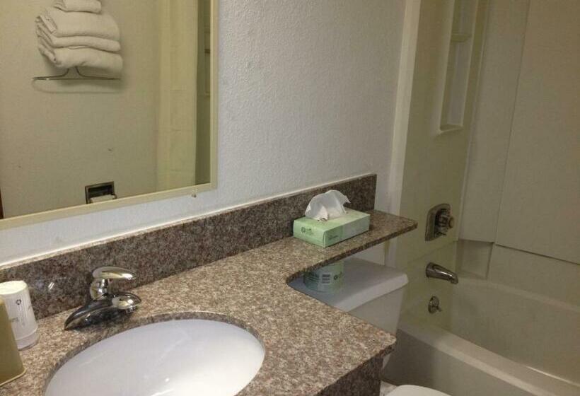 غرفة ديلوكس, Travelodge By Wyndham Muskegon