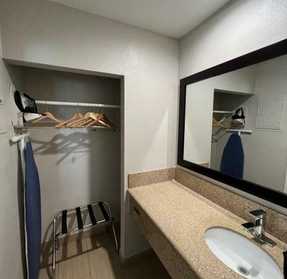 Quarto Familiar, Deluxe Inn Hawthorne/ Lax