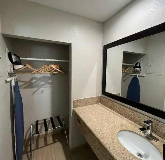 اتاق خانوادگی, Deluxe Inn Hawthorne/ Lax