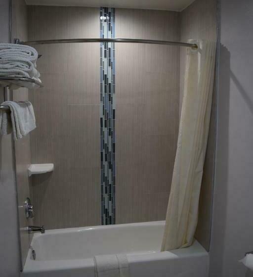 غرفة عائلية, Deluxe Inn Hawthorne/ Lax