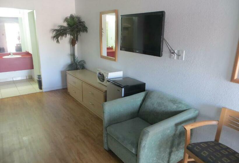 חדר סטנדרט עם מיטת קינג, Mustang Inn And Suites