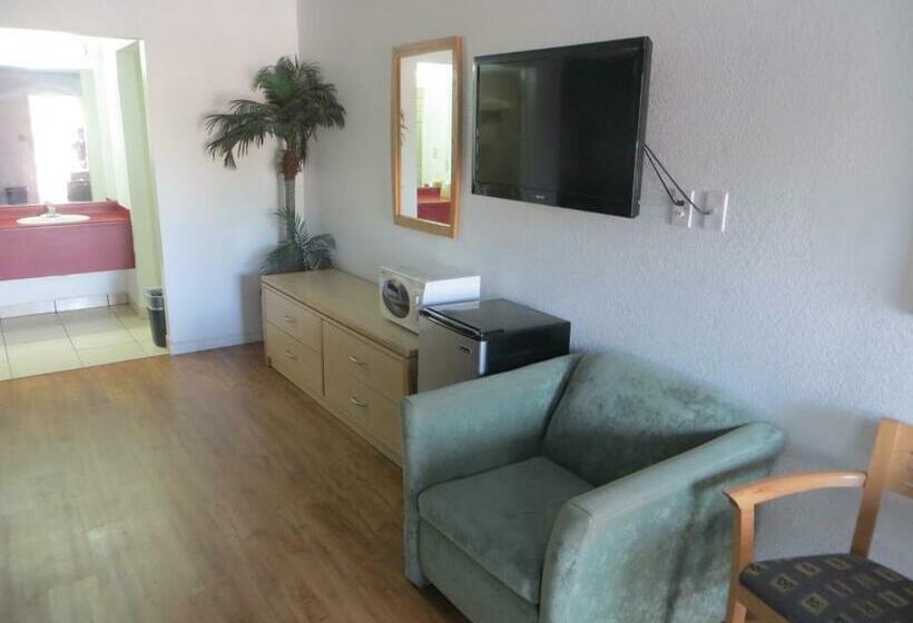 חדר סטנדרט עם מיטת קינג, Mustang Inn And Suites