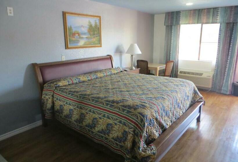 חדר סטנדרט עם מיטת קינג, Mustang Inn And Suites