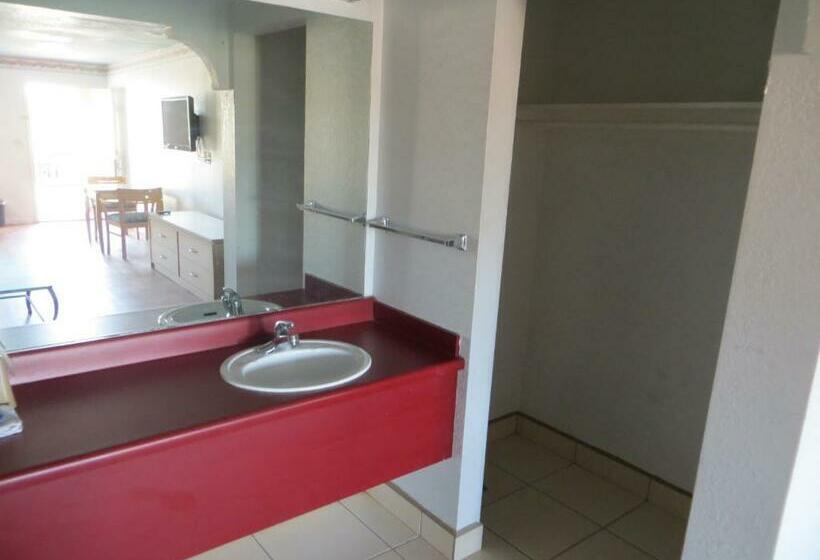 חדר סטנדרט עם מיטת קינג, Mustang Inn And Suites