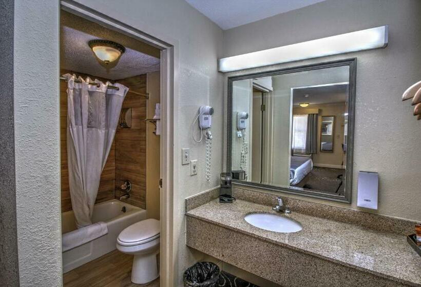 חדר סטנדרט נוף לבריכה, The Guest Lodge Gainesville