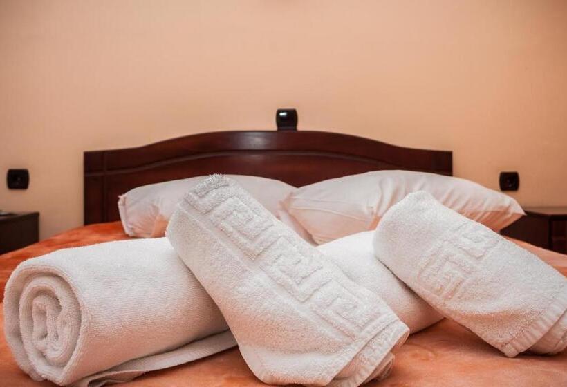 חדר סטנדרט לשלושה, Filippion