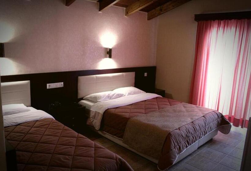 חדר סטנדרט לשלושה, Filippion