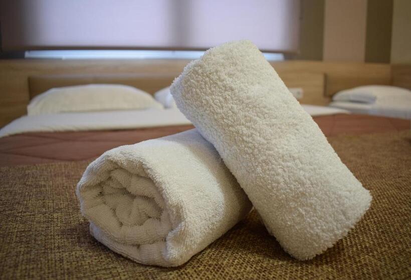 חדר סטנדרט לשלושה, Filippion