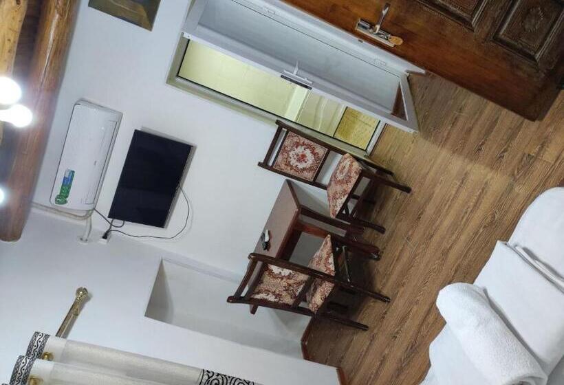 豪华三人间, Mekhtarin