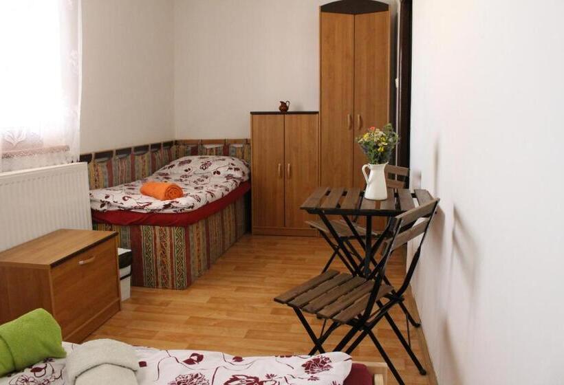 חדר סטנדרט לשלושה עם חדר אמבטיה משוף, Penzion Bulhary S Vinným Sklepem