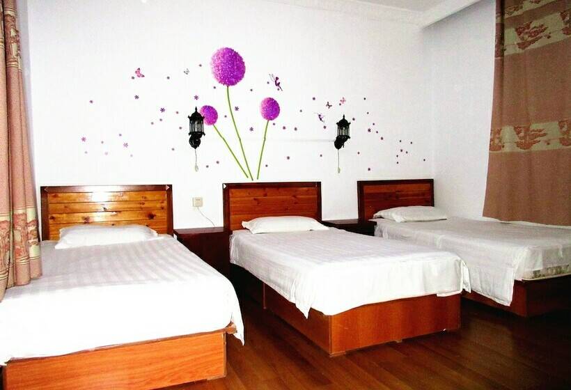 Номер Стандарт Трехместный, 25 Four Seasons Youth Hostel