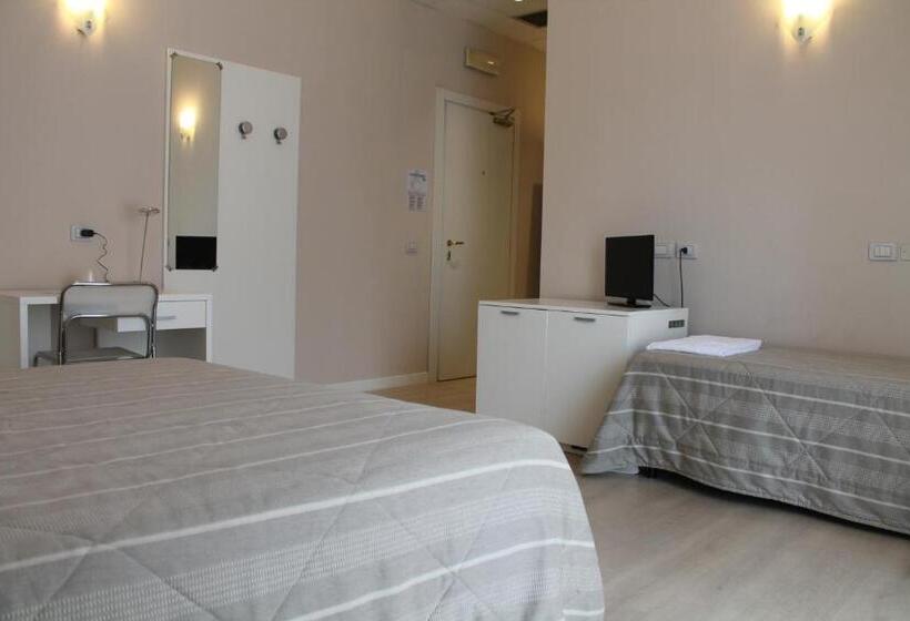 اتاق استاندارد سه نفره, Cremona Viale