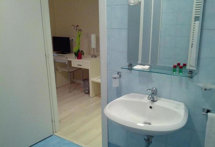 اتاق استاندارد سه نفره, Cremona Viale