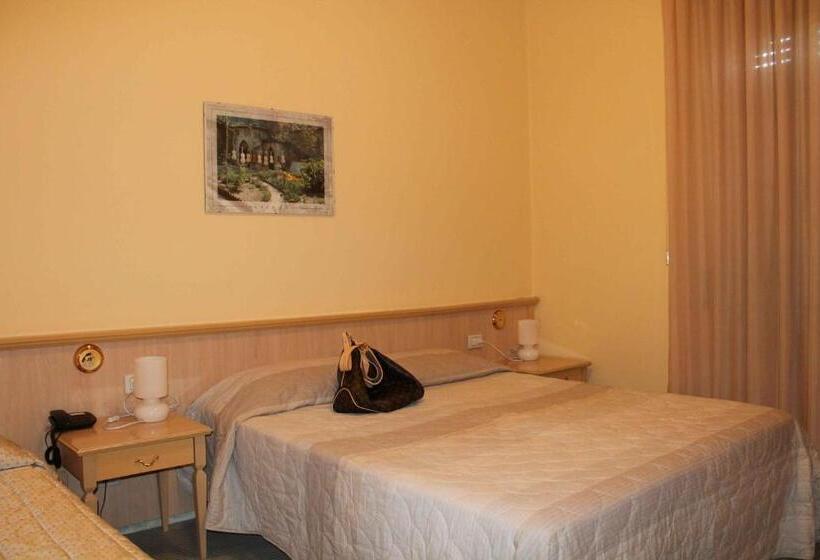 اتاق استاندارد سه نفره, Cremona Viale