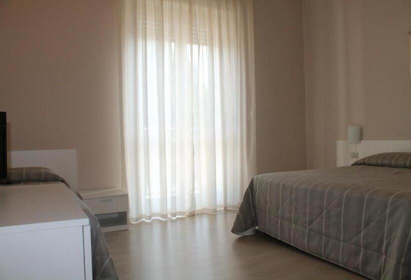 اتاق استاندارد سه نفره, Cremona Viale