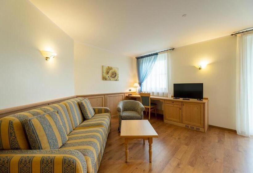 סוויטת ג'וניור עם מרפסת, Lido   Green & Slow Life