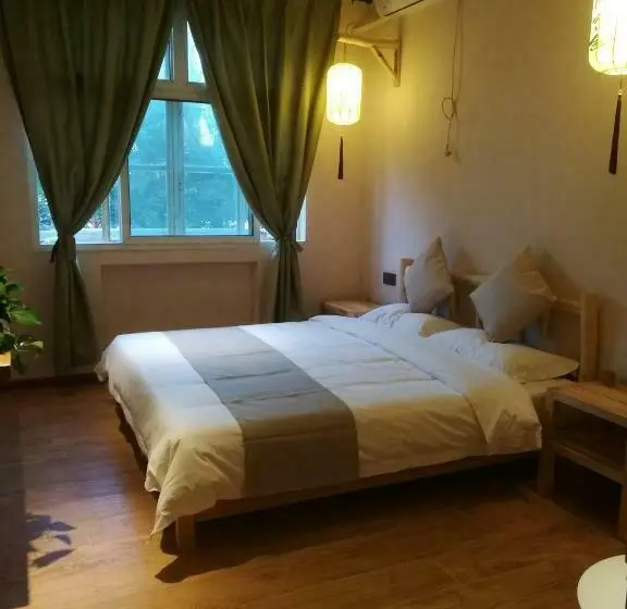 Economy-huone, Right Here