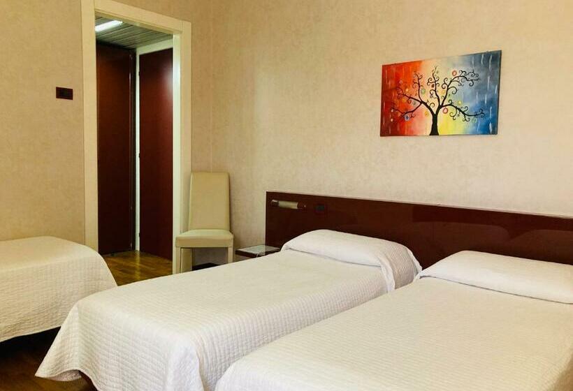 标准三人间, Master