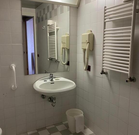 适合残疾人士使用的带超级大床的标准间, Master