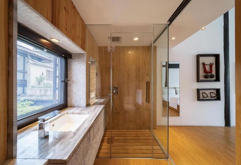 اتاق لوکس, The Bivou Lijiang