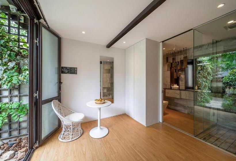 اتاق لوکس, The Bivou Lijiang