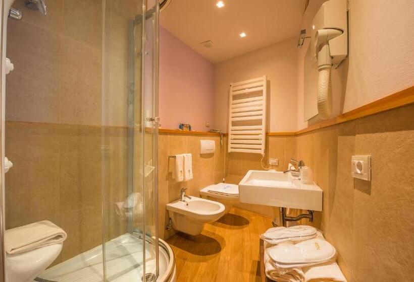 جناح جونيور مطلّ علي البحر, La Bussola Beach