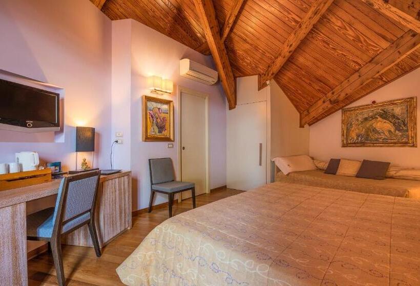 جناح جونيور مطلّ علي البحر, La Bussola Beach