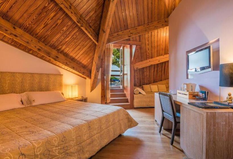 جناح جونيور مطلّ علي البحر, La Bussola Beach