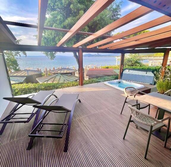 جناح مطلّ علي البحر, La Bussola Beach