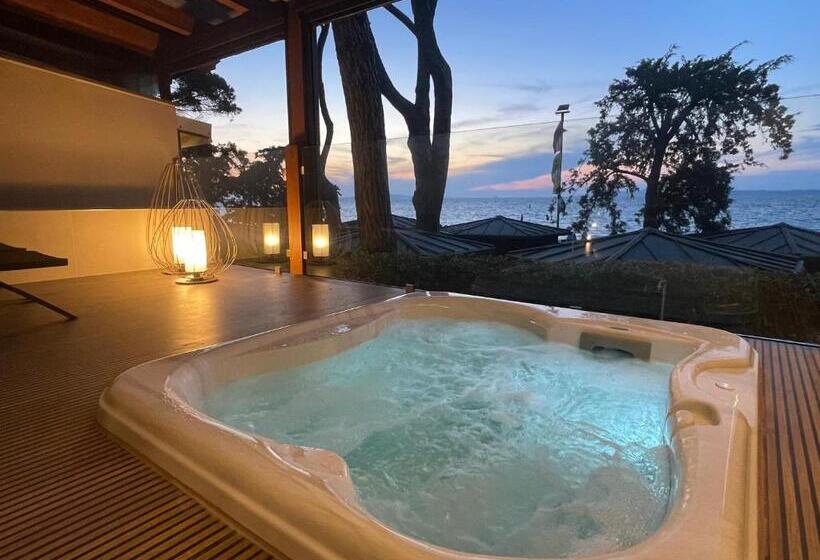 جناح مطلّ علي البحر, La Bussola Beach